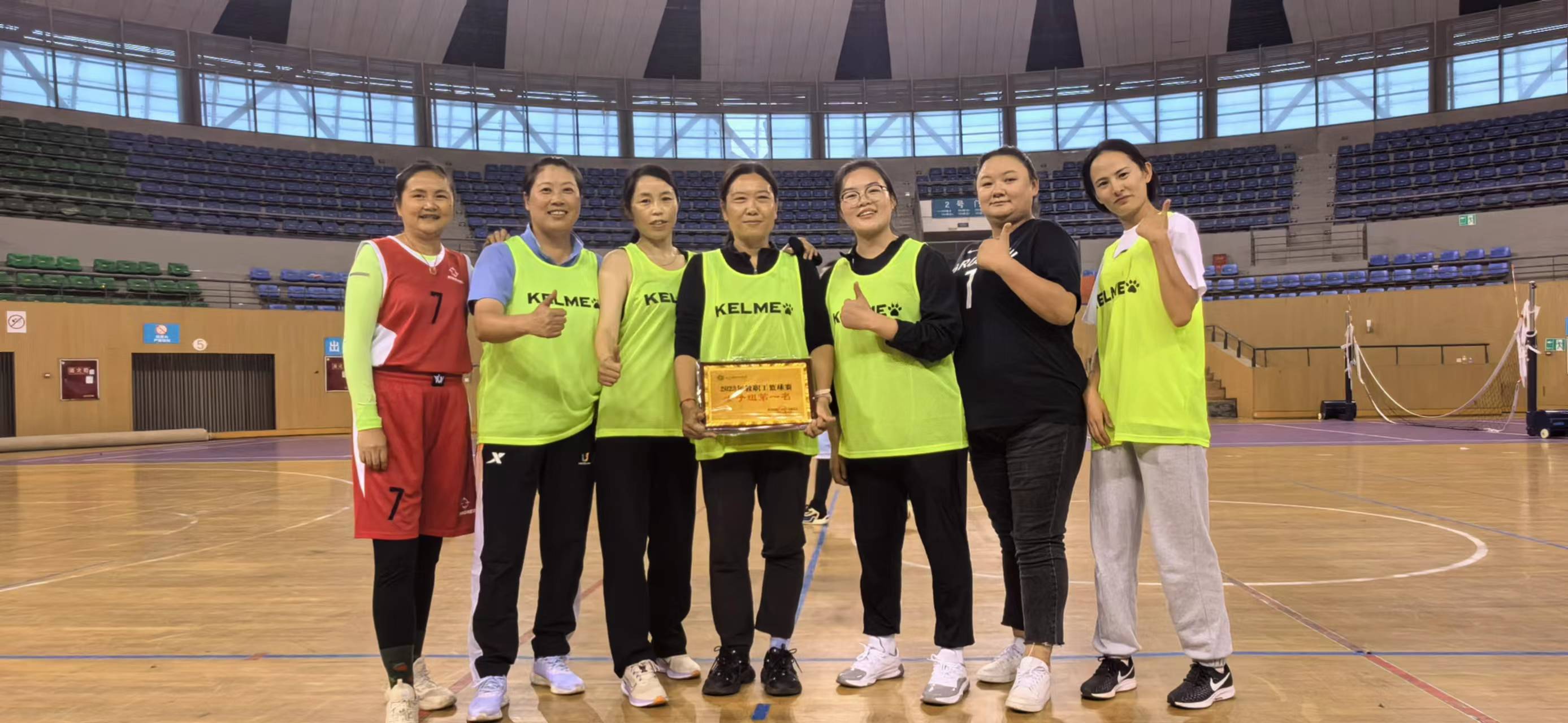 体育学院工会在学校教职工篮球赛中荣获女子组第一名.jpg