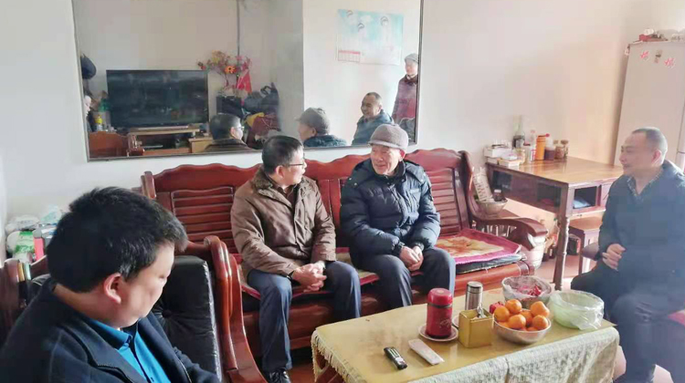 学校党委书记王洪辉走访慰问老党员.jpg