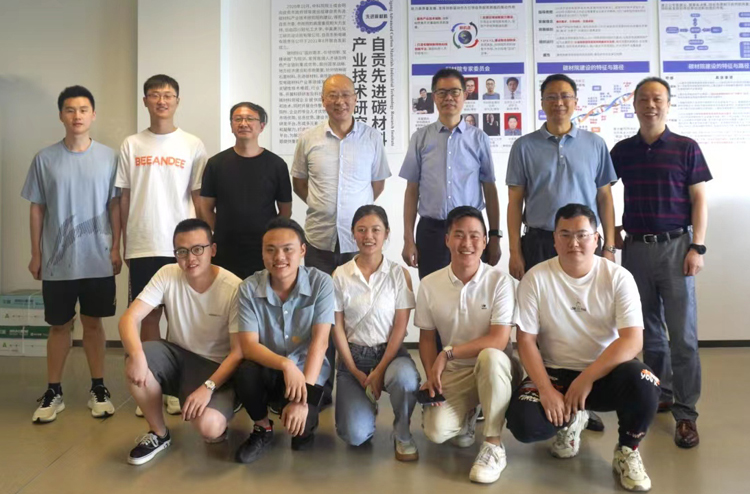 中国科学院成会明院士指导我校研究生学术课题.jpg 中国科学院成会明院士指导我校研究生学术课题.jpg