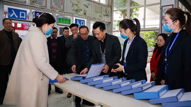 XCB_9550.jpg XCB_9550.jpg