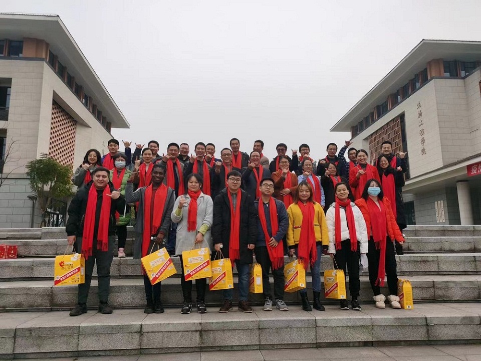 生物工程学院举行“就地过年 暖心生工”慰问活动.jpg