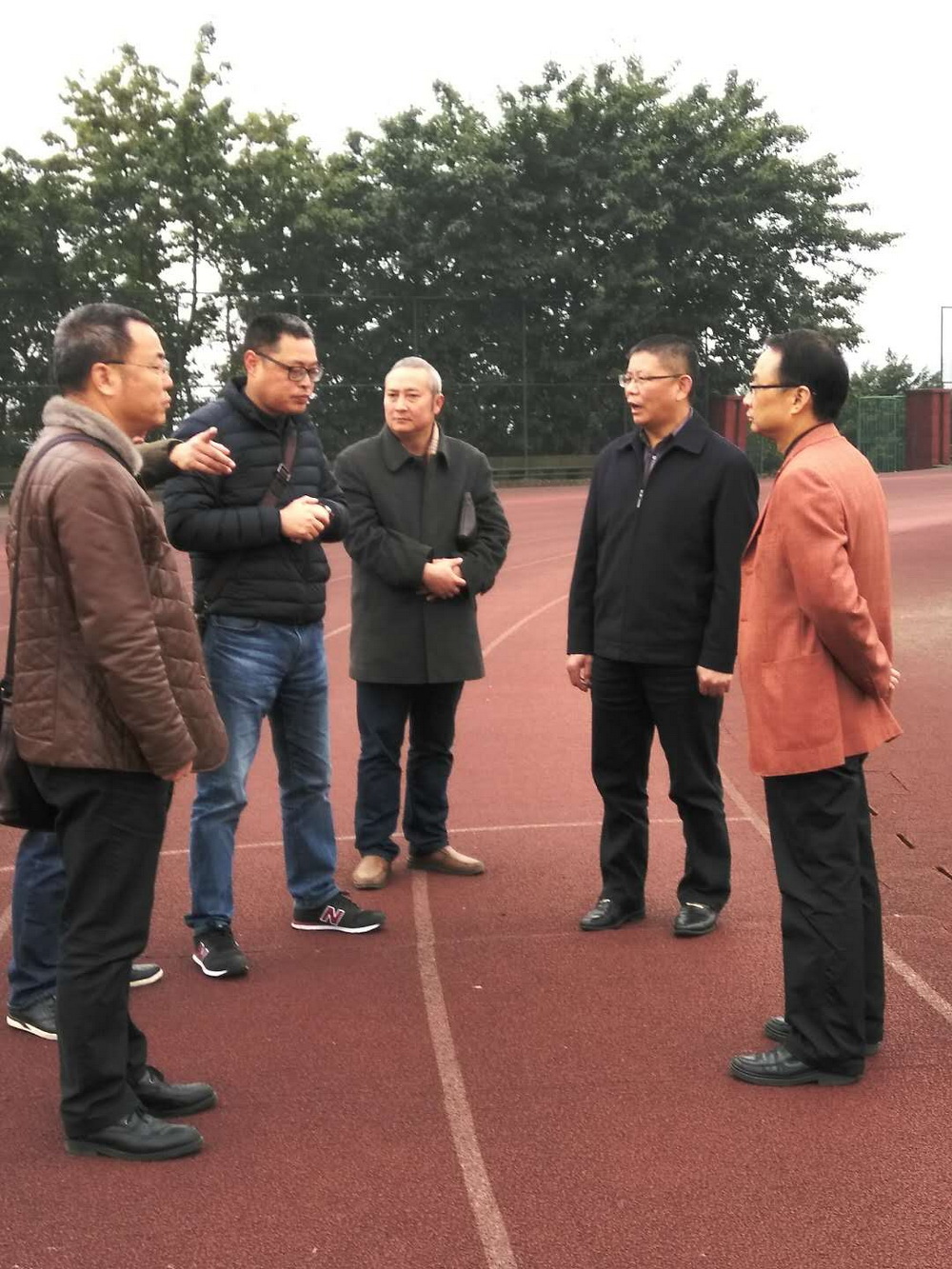 王书记带队到营盘校区体育场调研安全隐患2.jpg