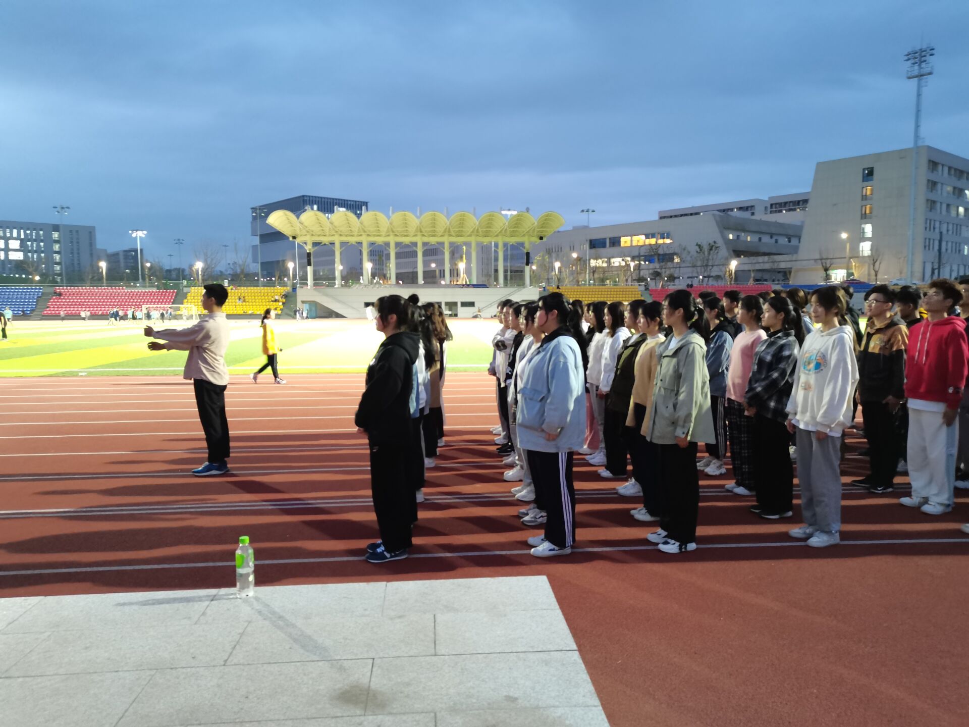 经济学院积极组织学生备战校运动会.jpg