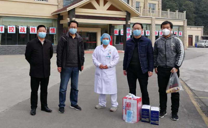 国交处和外语学院探望外籍教师.jpg 国交处和外语学院探望外籍教师.jpg