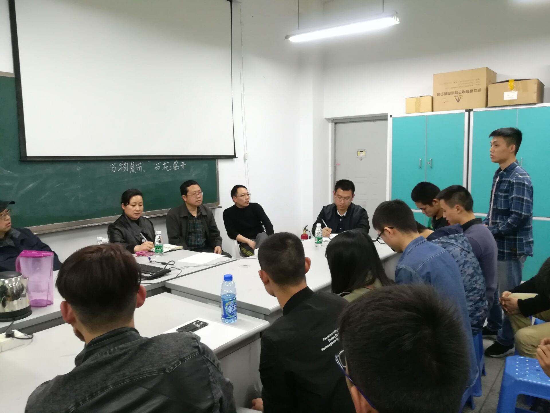 学校航模参赛队召开创新发展研讨会.jpg