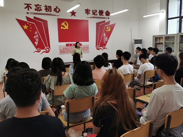 学生一支部召开座谈会1.jpg