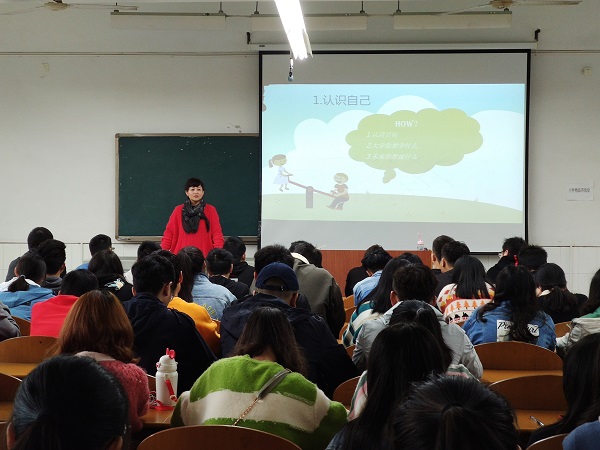 童静老师讲话.jpg 童静老师讲话.jpg
