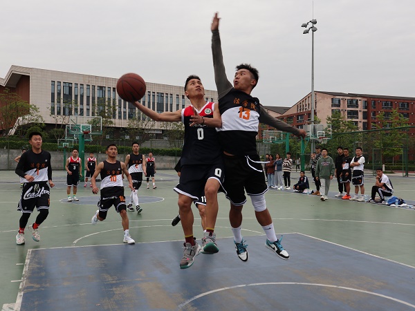 球员抢球特写1 李佳益摄.jpg