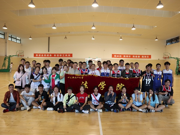 篮球赛全体成员合照 李佳益摄.jpg