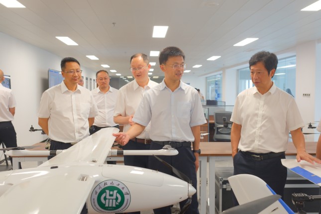 图4-领导参观智能无人系统研究院及无人机产业学院照.JPG