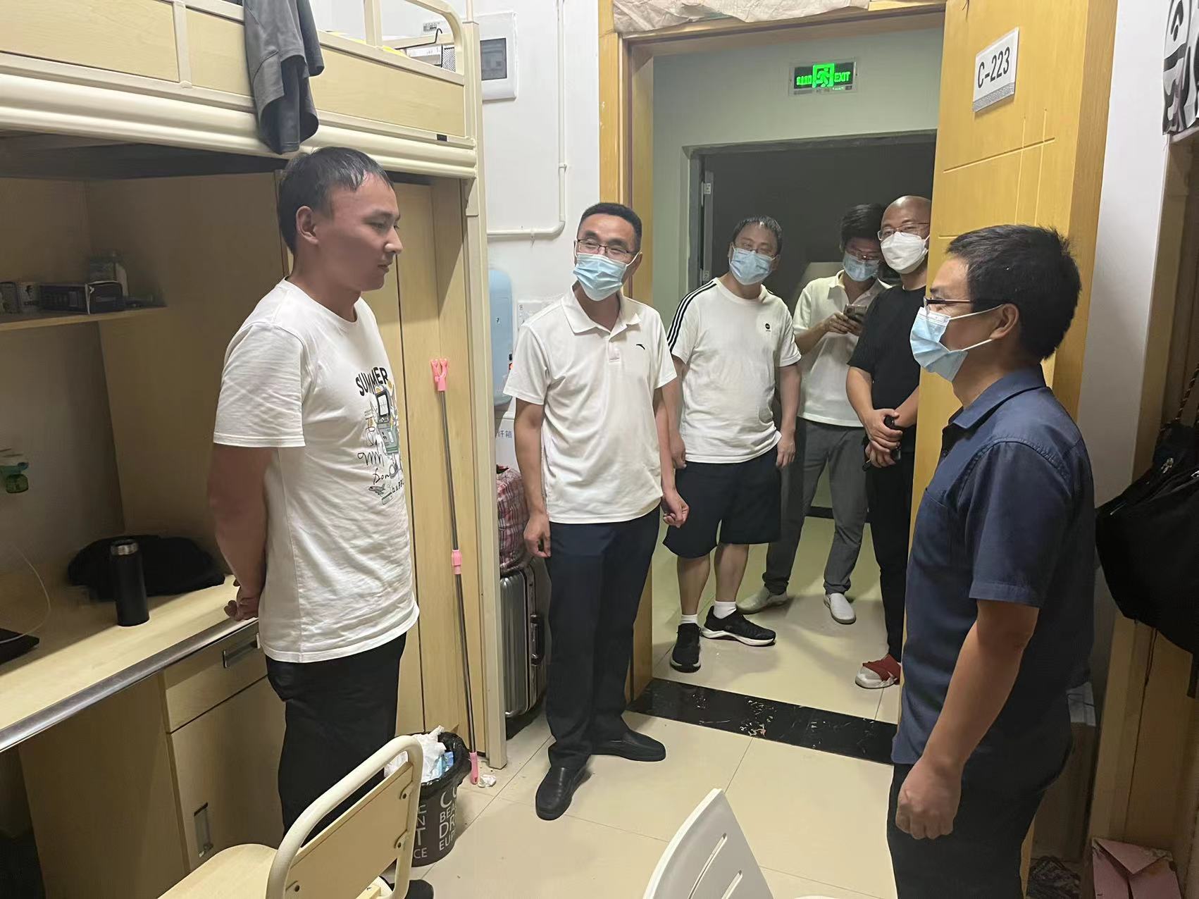 自信学院疫情防控工作组走访学生寝室.jpg