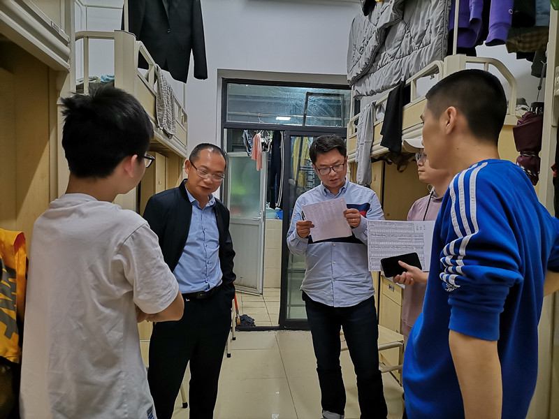 自信学院组织教师深入走访学生寝室_副本.jpg 自信学院组织教师深入走访学生寝室_副本.jpg
