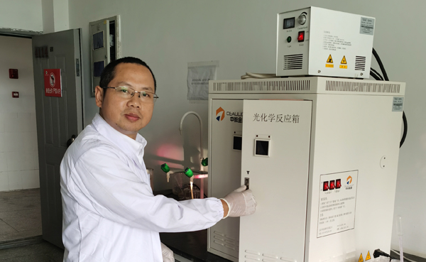 5优秀导师-化环学院-钟俊波.jpg 5优秀导师-化环学院-钟俊波.jpg