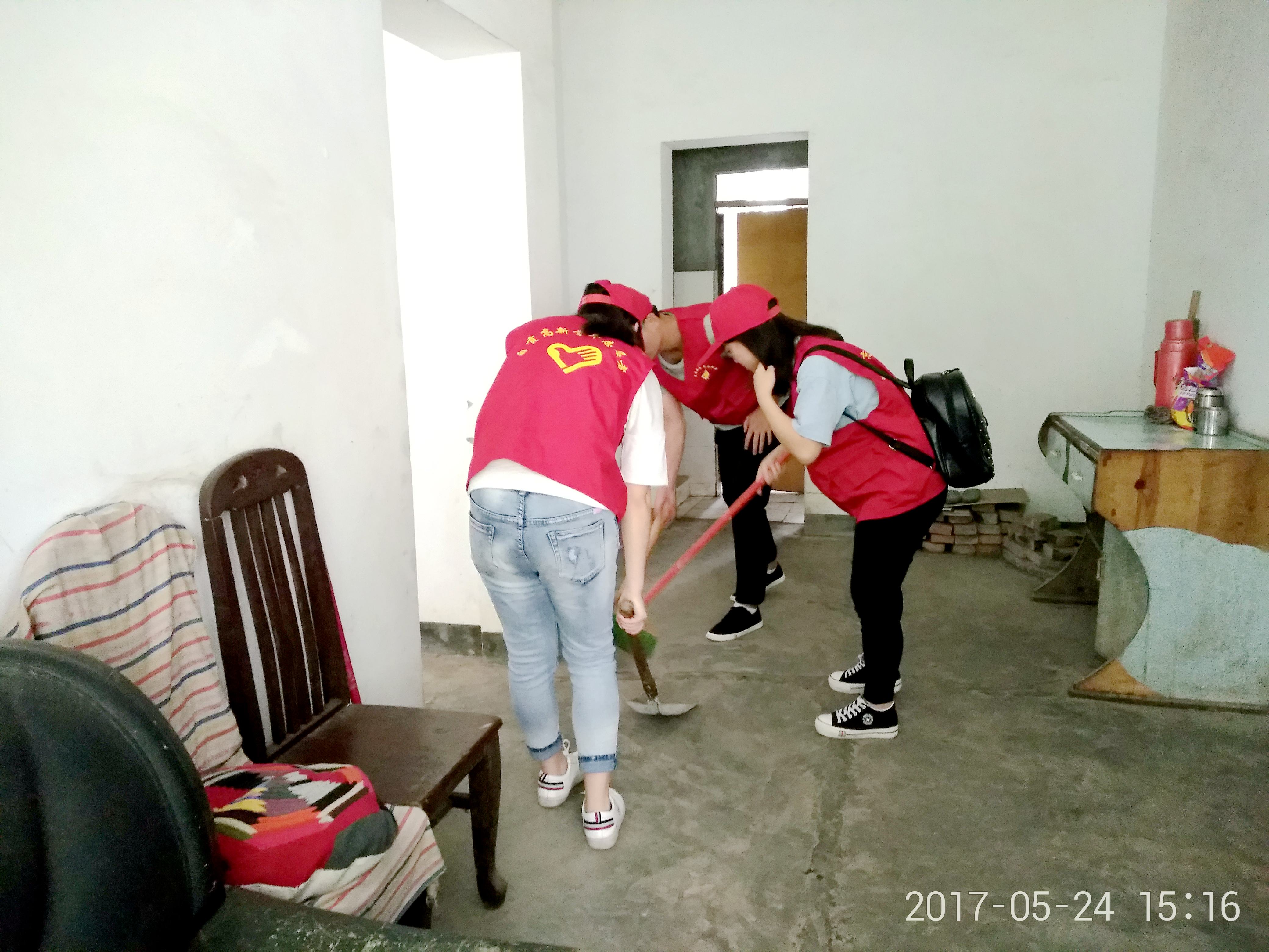 大学生周末村官携手红旗乡政府开展端午慰问活动3.jpg