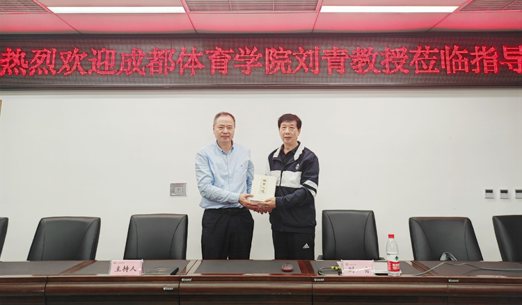 刘青教授做学术报告照片 (2).jpg