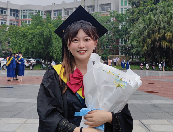【化环学院-环境工程2018级卓越班-袁江钰】四川轻化工大学2022届毕业生座谈会学生代表生活照.jpg