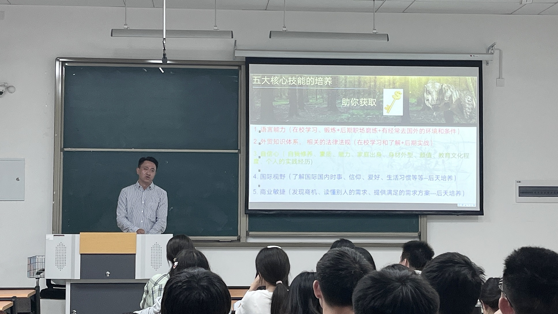 外语学院邀请优秀校友王波回校开展见习讲座.jpg