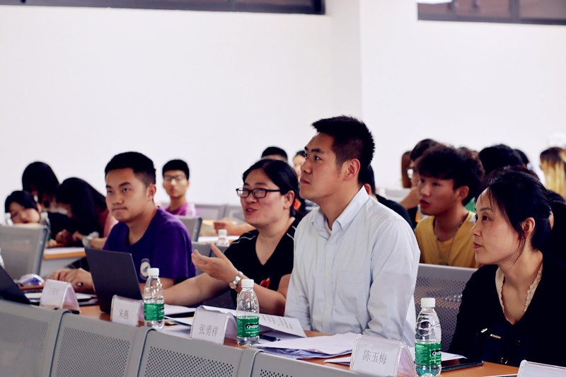 自信学院举办创新创业项目路演活动2_副本.jpg 自信学院举办创新创业项目路演活动2_副本.jpg