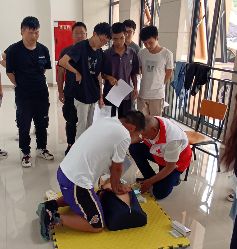自信学院举办红十字急救培训活动2_副本.jpg 自信学院举办红十字急救培训活动2_副本.jpg