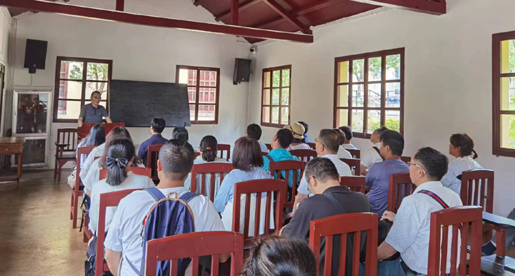 西南联大原教室讲课.jpg 西南联大原教室讲课.jpg