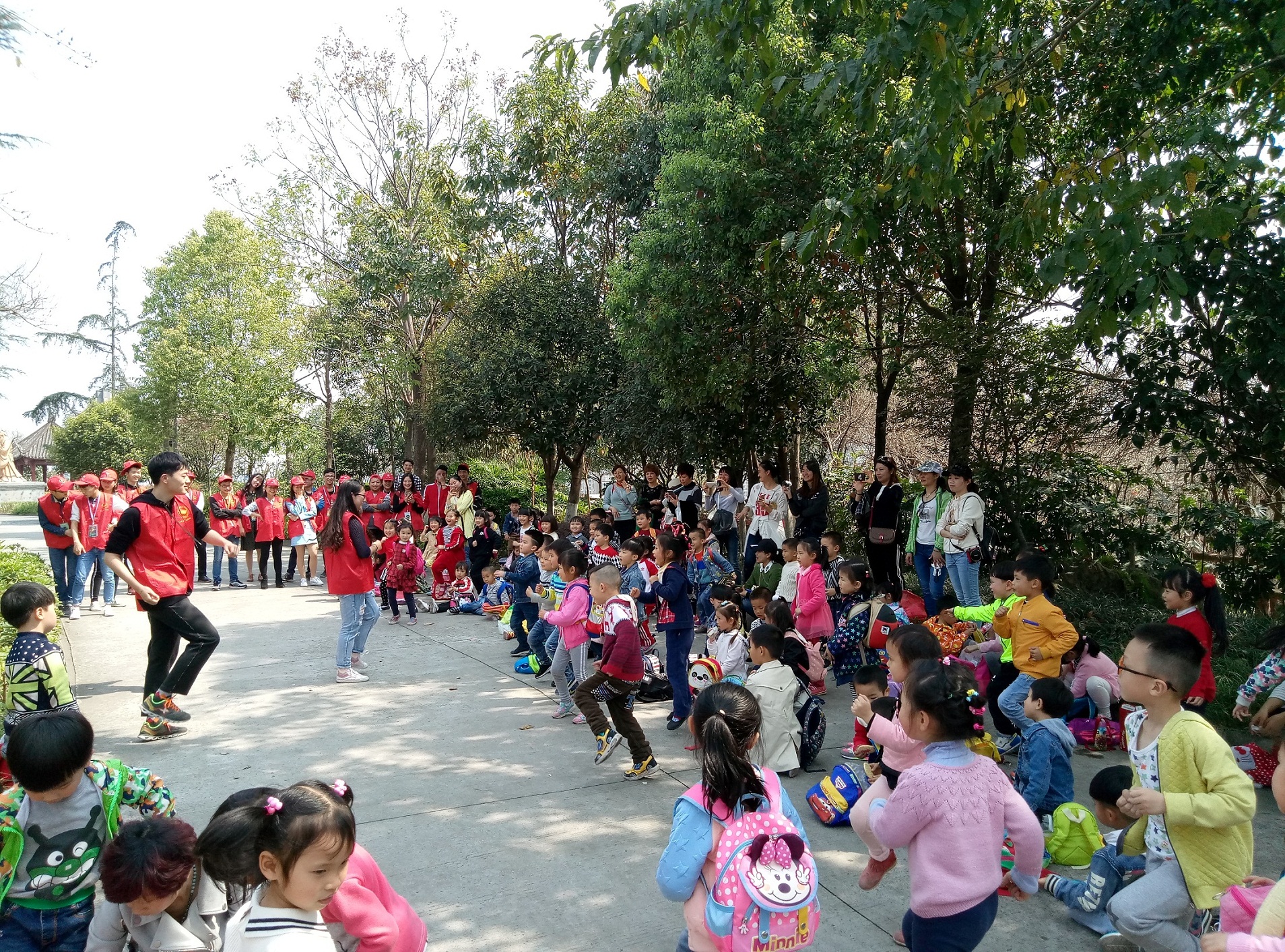 艺术团带领檀木林机关幼儿园儿童参观 2.jpg