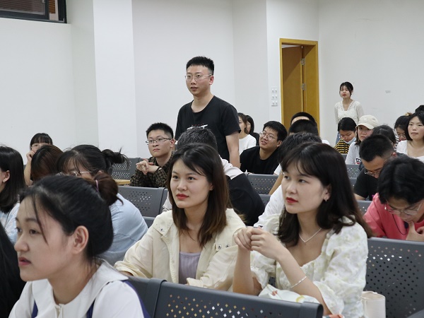同学回答问题特写李佳益摄.jpg