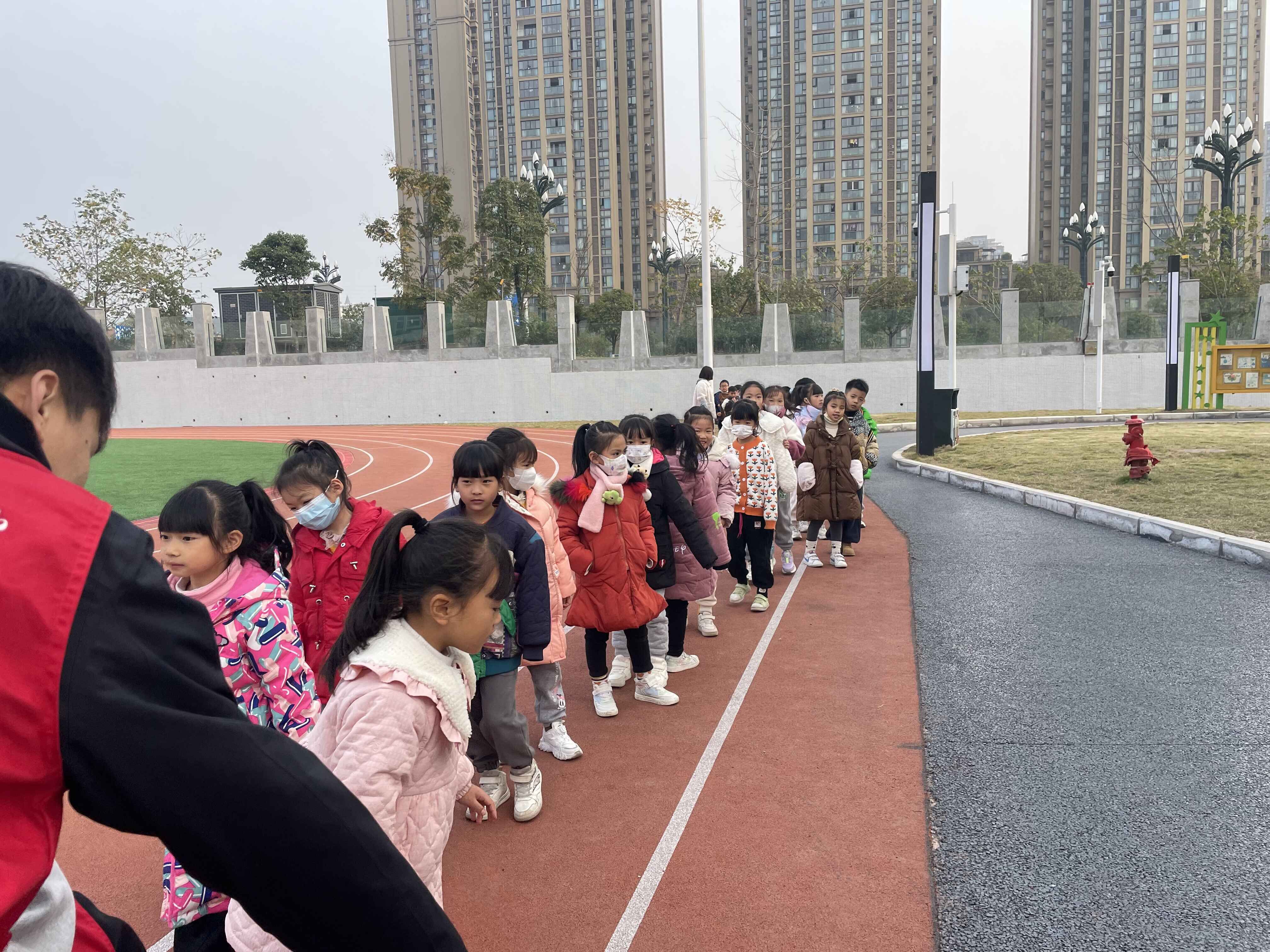 “星火”志愿服务队走进双城小学2.jpg “星火”志愿服务队走进双城小学2.jpg