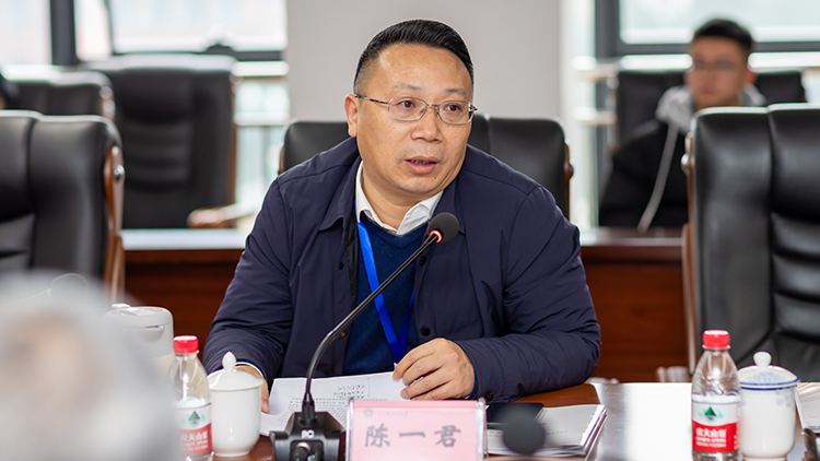 陈一君.jpg 陈一君.jpg