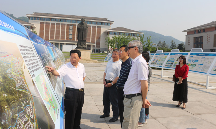 四川省委教育工委副书记张澜涛调研学校宜宾校区2.JPG