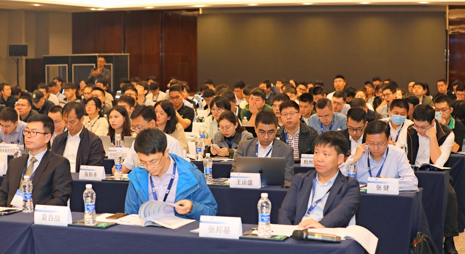 我校机械工程学院师生参SAE 2023低空飞行器与城市智慧立体交通国际学术会议1.png