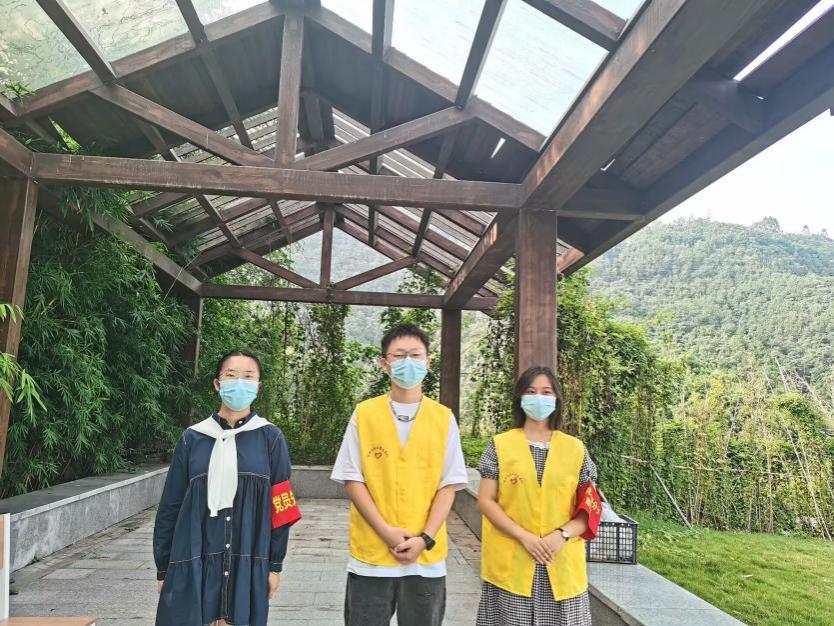 5.学生党员入党积极分子值守照片.jpg