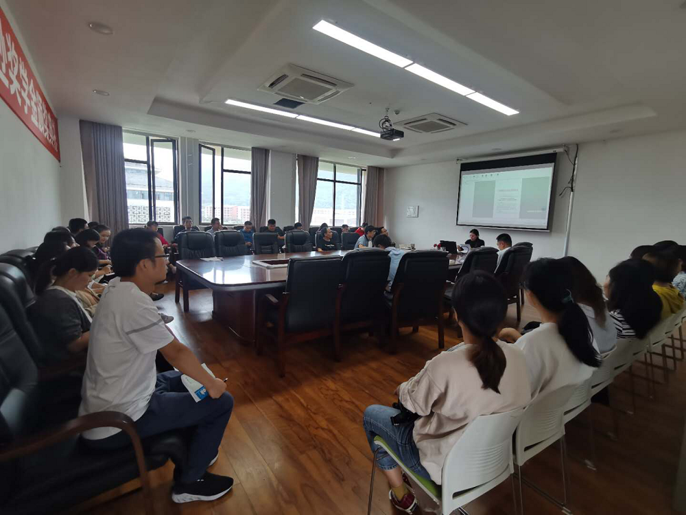 办公室集中观看张桂梅思政大讲堂.png