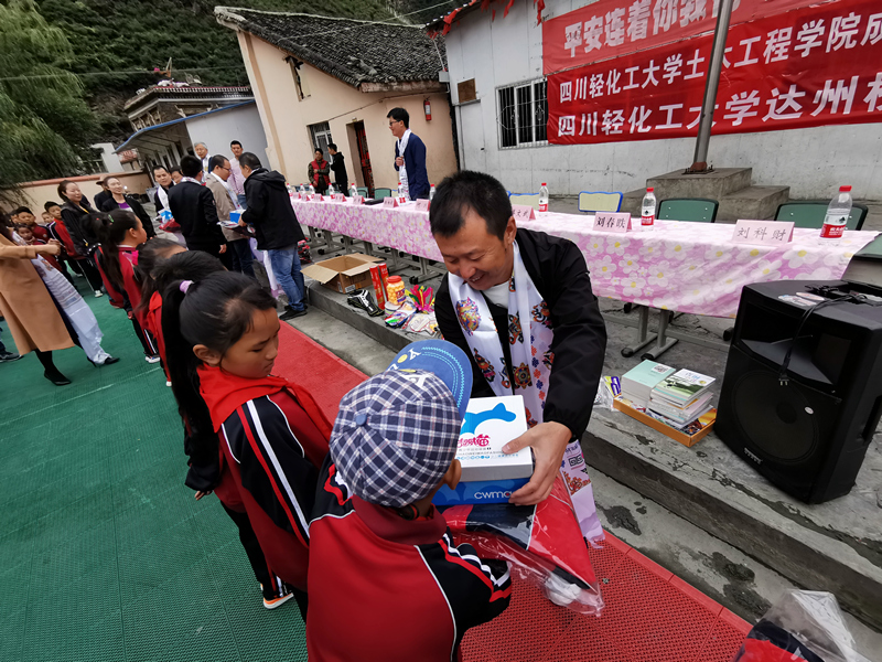 土木工程学院校友组织开展向甘孜州雅江县瓦多乡中心小学捐赠活动3.jpg