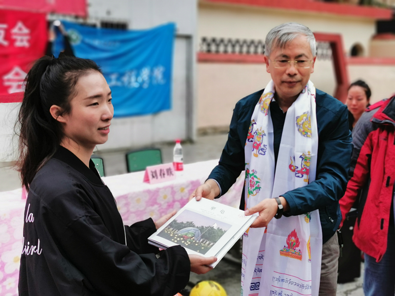 土木工程学院校友组织开展向甘孜州雅江县瓦多乡中心小学捐赠活动1.jpg