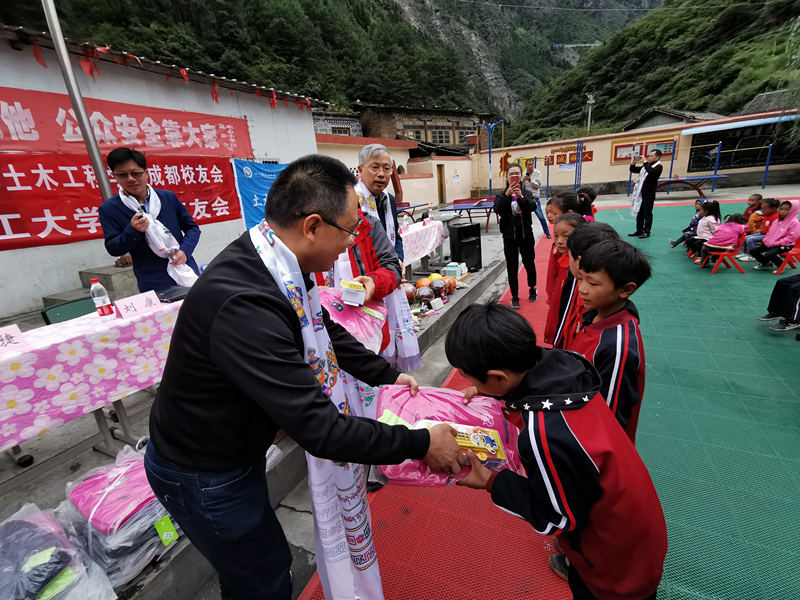 土木工程学院校友组织开展向甘孜州雅江县瓦多乡中心小学捐赠活动2.jpg