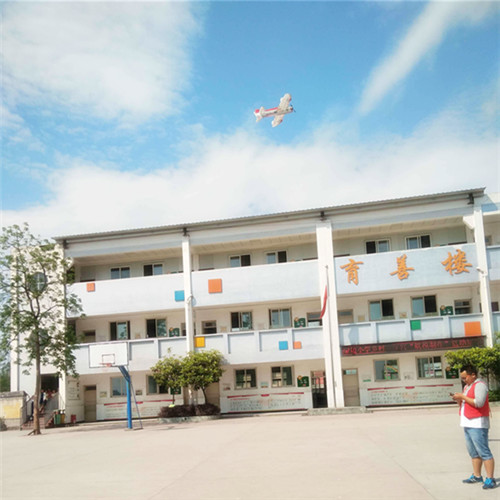 我校航模队受邀赴贡井区荣边小学演出 1_副本.jpg 我校航模队受邀赴贡井区荣边小学演出 1_副本.jpg