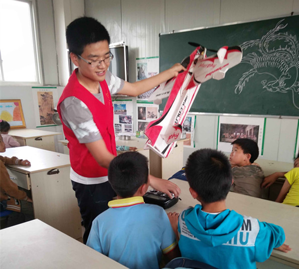 我校航模队受邀赴贡井区荣边小学演出 2_副本.jpg 我校航模队受邀赴贡井区荣边小学演出 2_副本.jpg