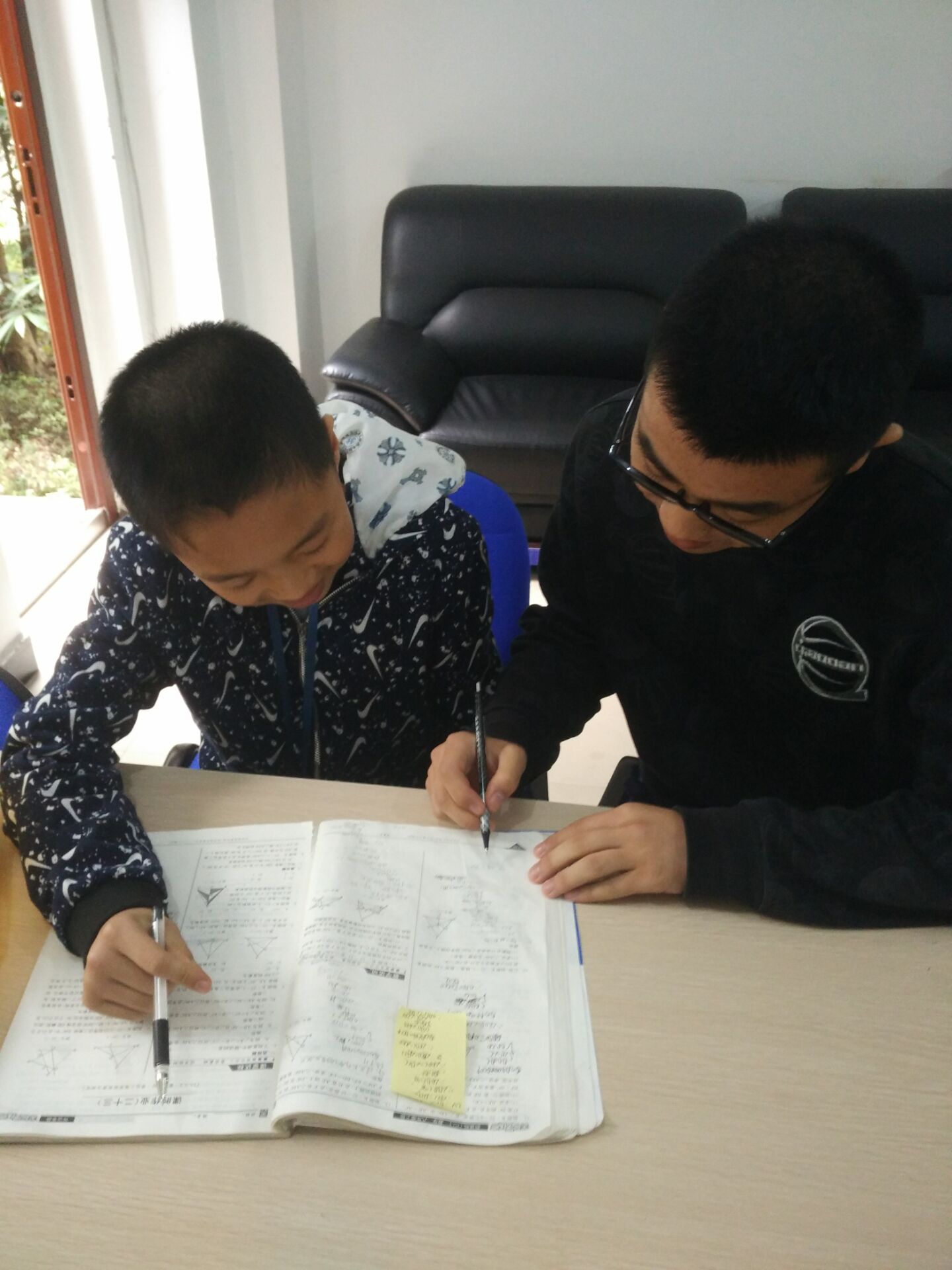 理工学院陈维免费辅导困难家庭学生.jpg