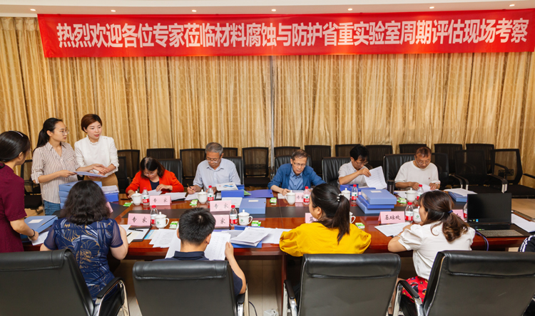 6周期评估现场考察专家组查阅资料2.jpg