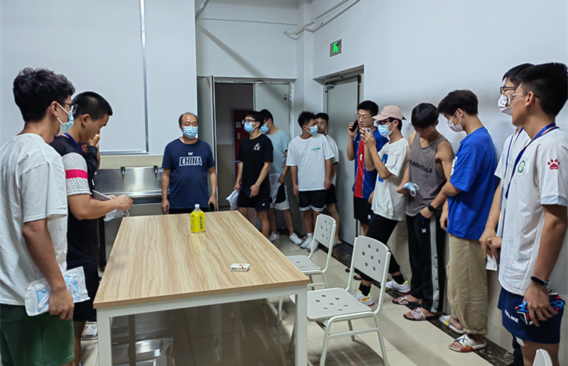王院长走访学生寝室1_副本.jpg