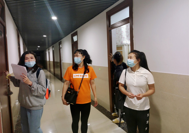 陆瑶老师走访学生寝室1_副本.jpg