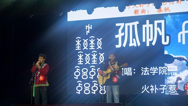 易班歌手大赛同学特写1 左小玉摄.jpg