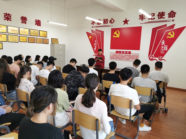 学生一支部召开座谈会3.jpg