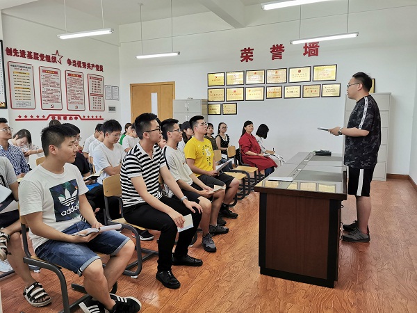 学生一支部召开座谈会2.jpg