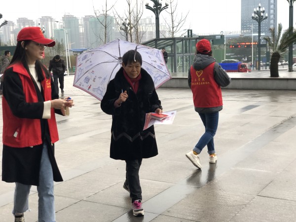 发放《宪法》.jpg 发放《宪法》.jpg