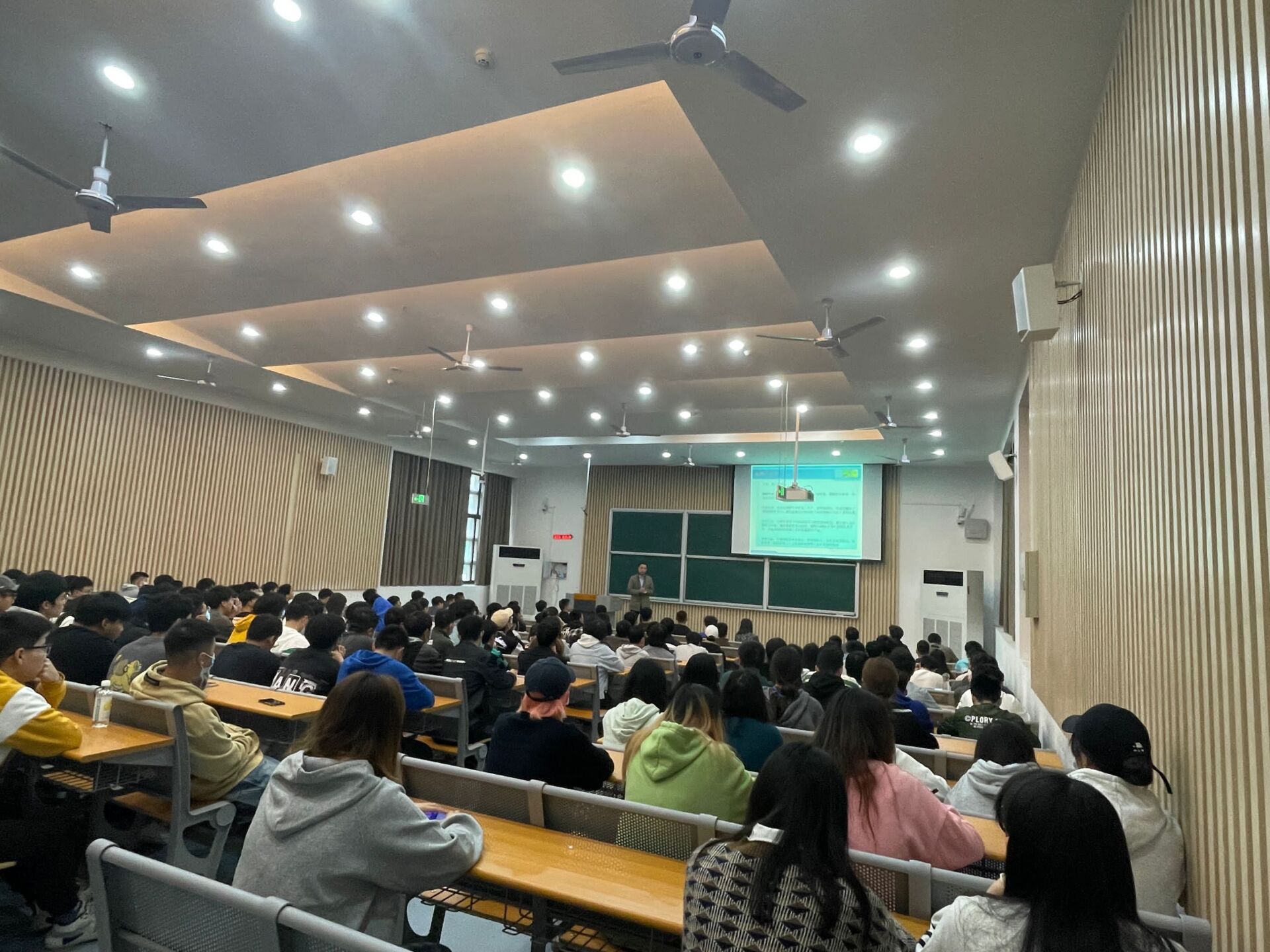 王邦讲座.jpg 王邦讲座.jpg