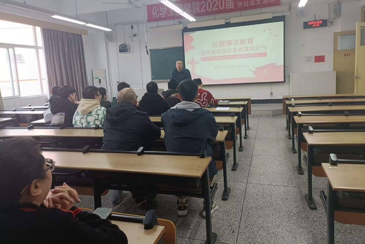 图4，罗宏为学生三支部讲党课.jpg
