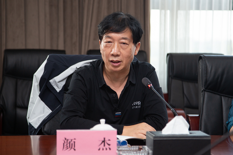 XCB_1965.jpg XCB_1965.jpg