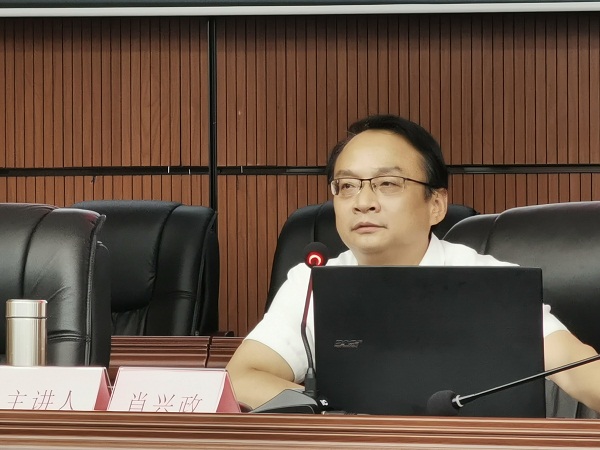 肖校长上党课.jpg