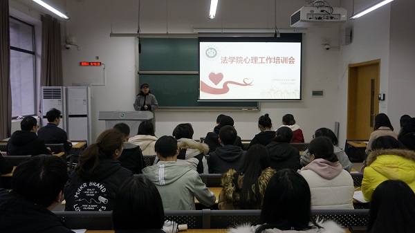童静老师讲话.jpg 童静老师讲话.jpg